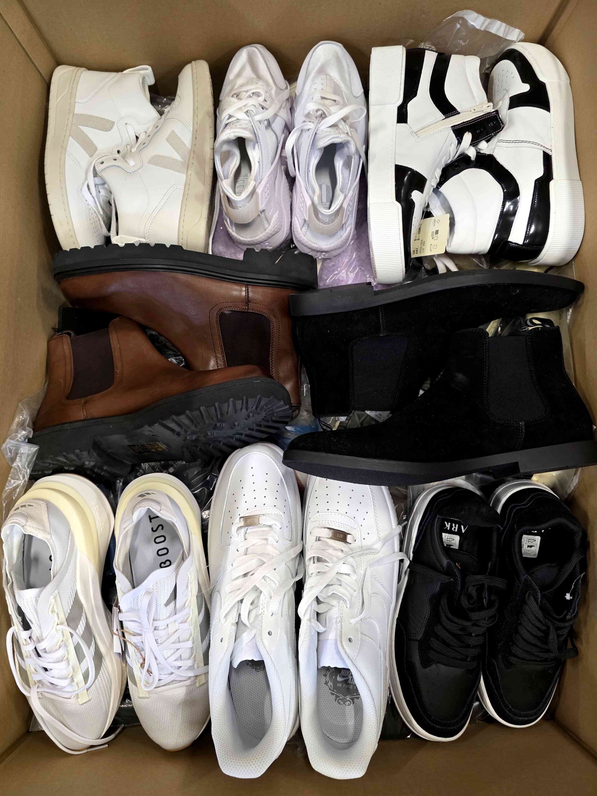 The photo shows a package with footwear in the category BSU.