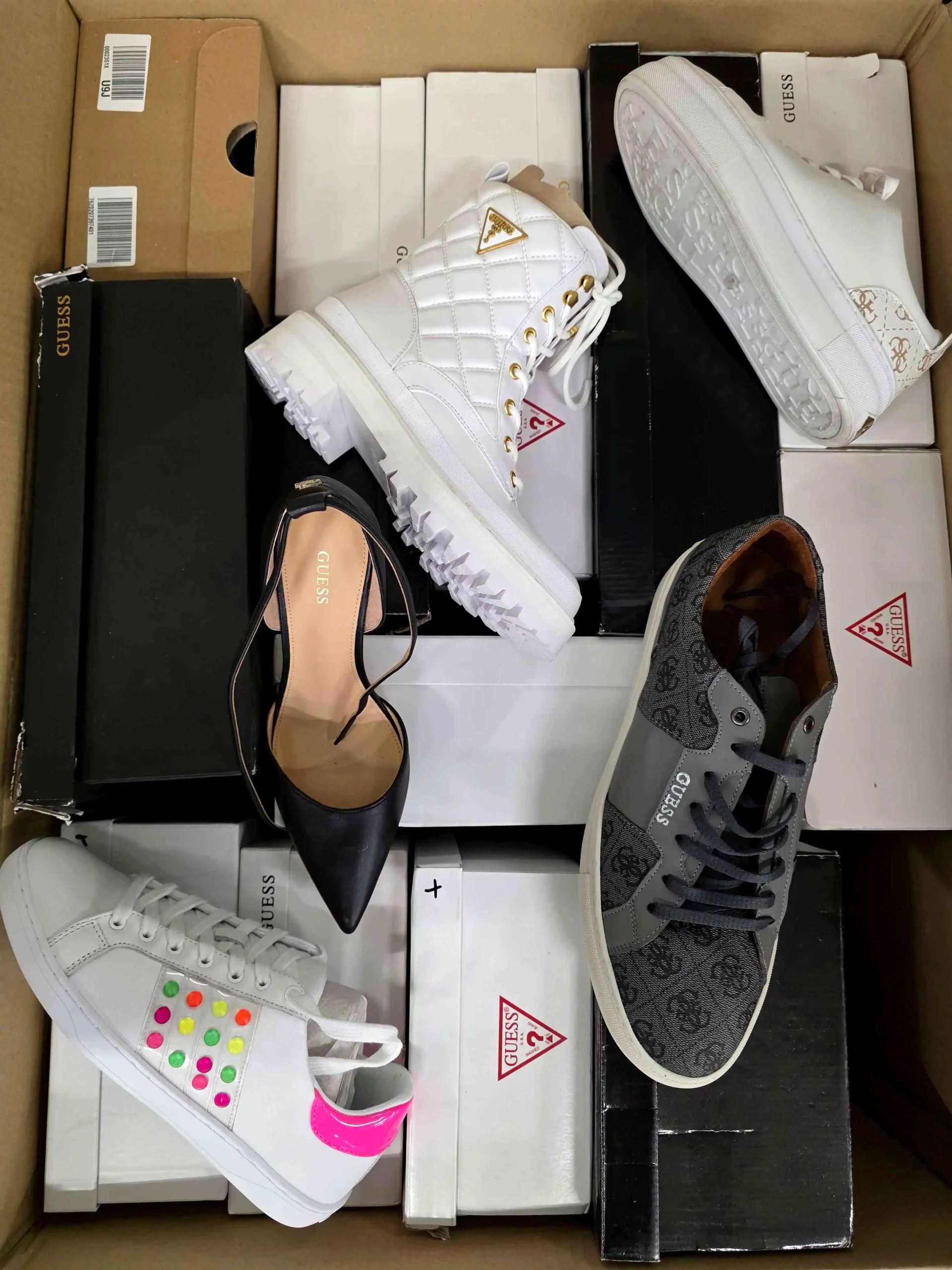 The photo shows a package with footwear in the category BS.