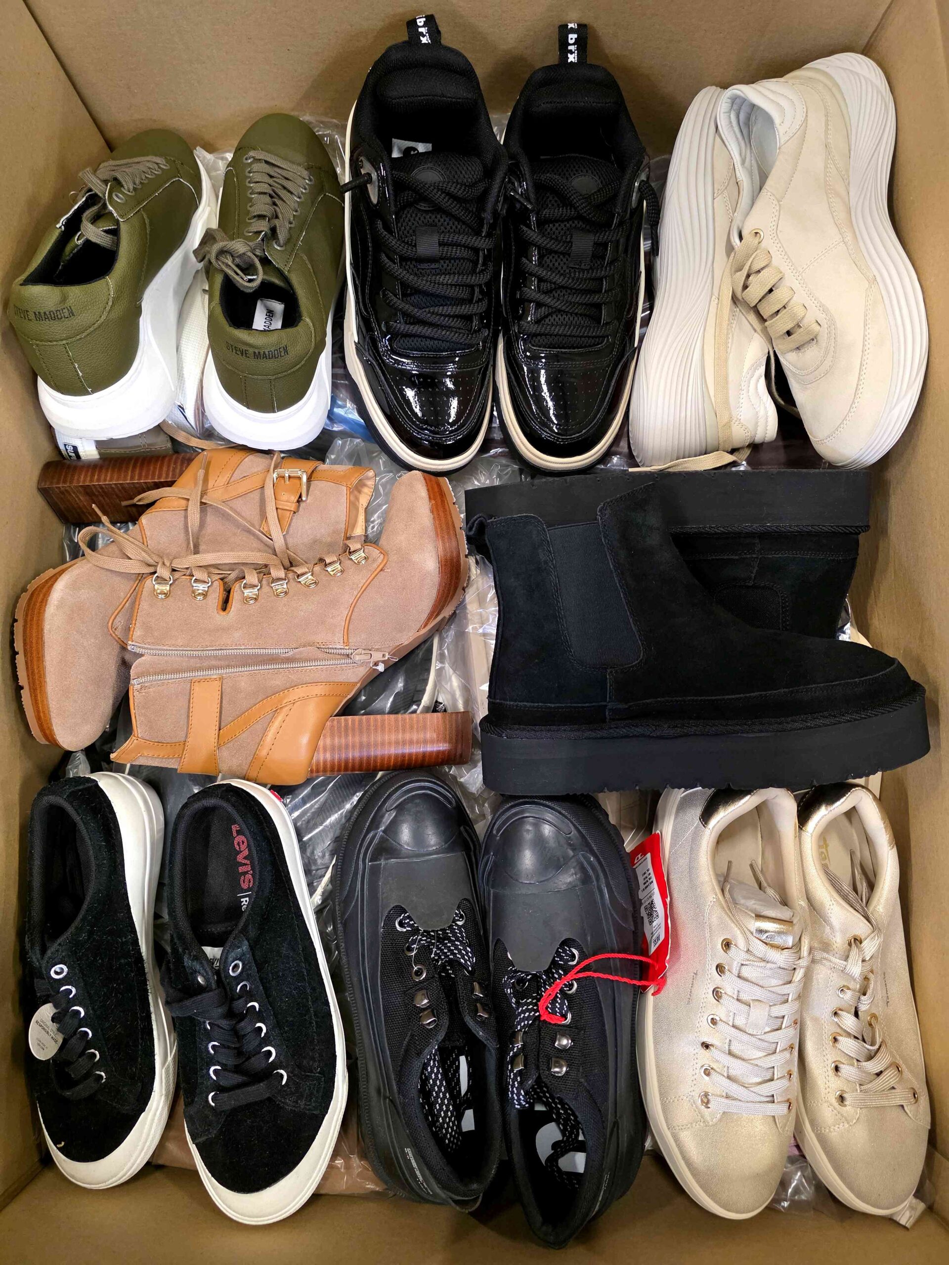 The photo shows a package with footwear in the category BSU.