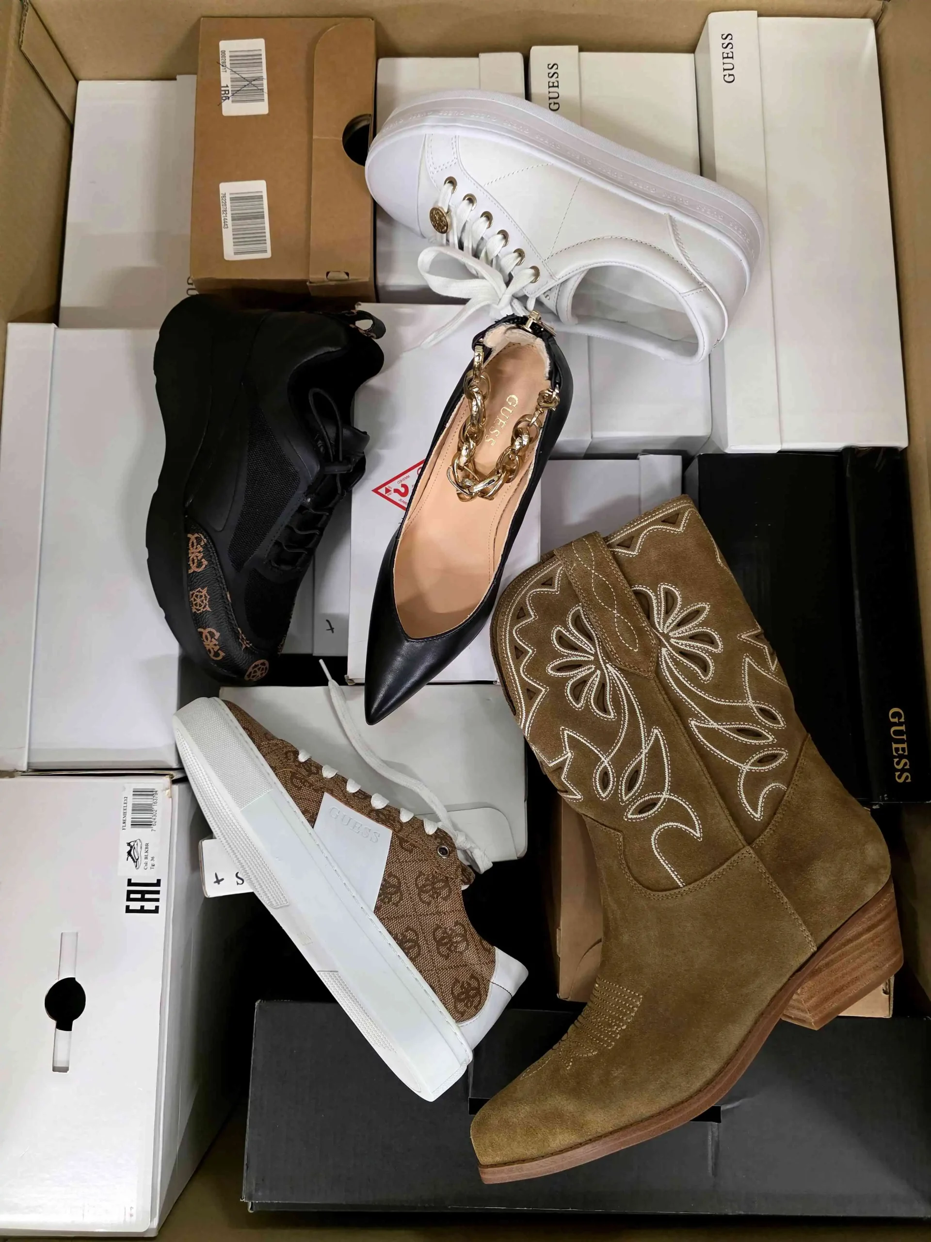 The photo shows a package with footwear in the category BS.