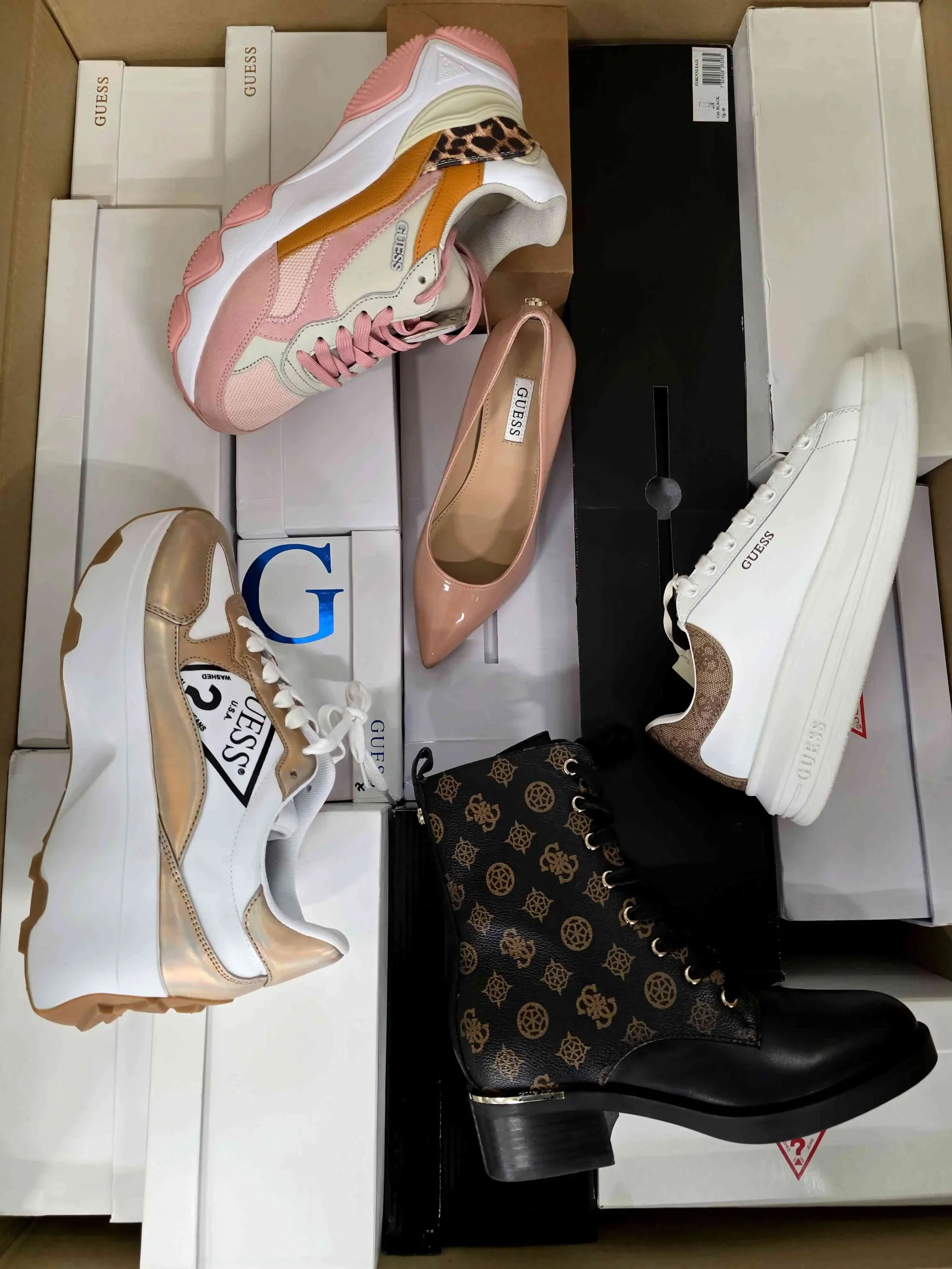 The photo shows a package with footwear in the category BS.