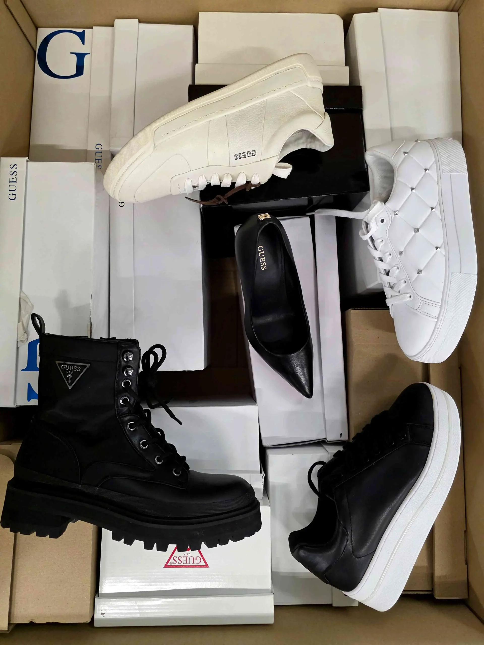 The photo shows a package with footwear in the category BS.