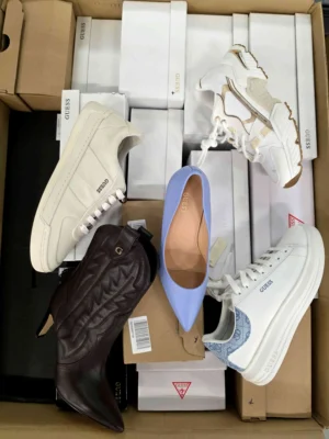 The photo shows a package with footwear in the category BS.