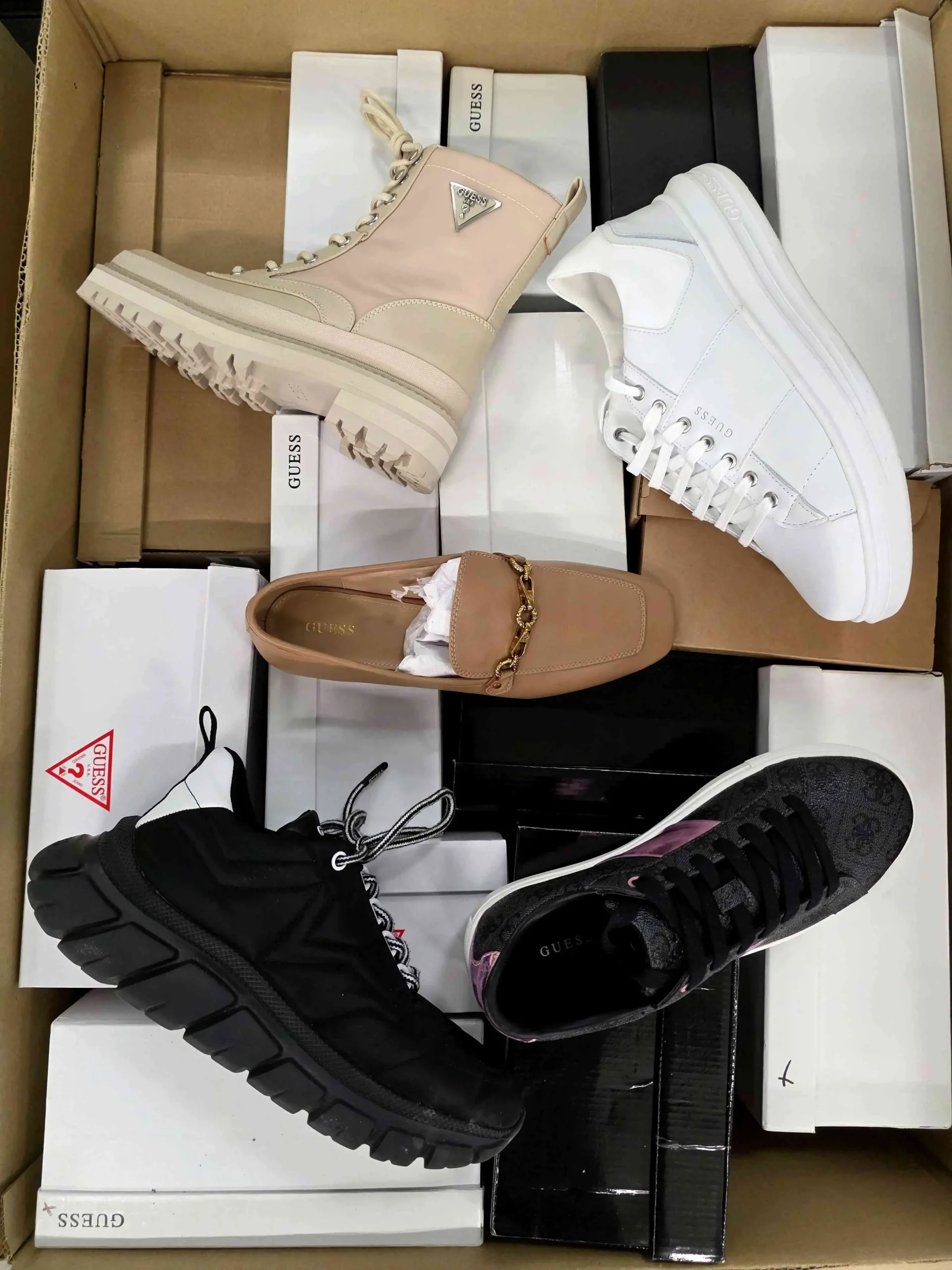 The photo shows a package with footwear in the category BS.