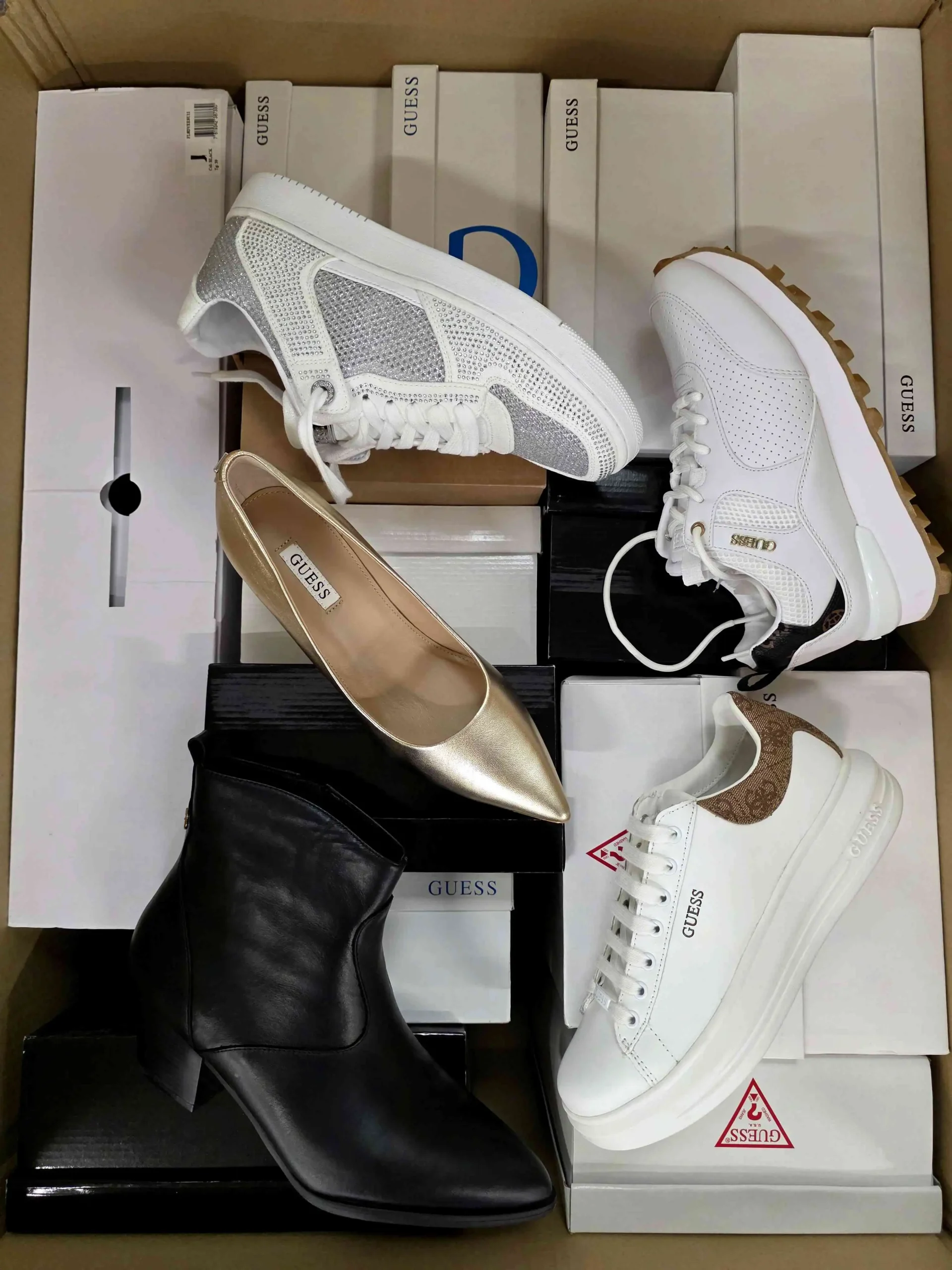 The photo shows a package with footwear in the category BS.