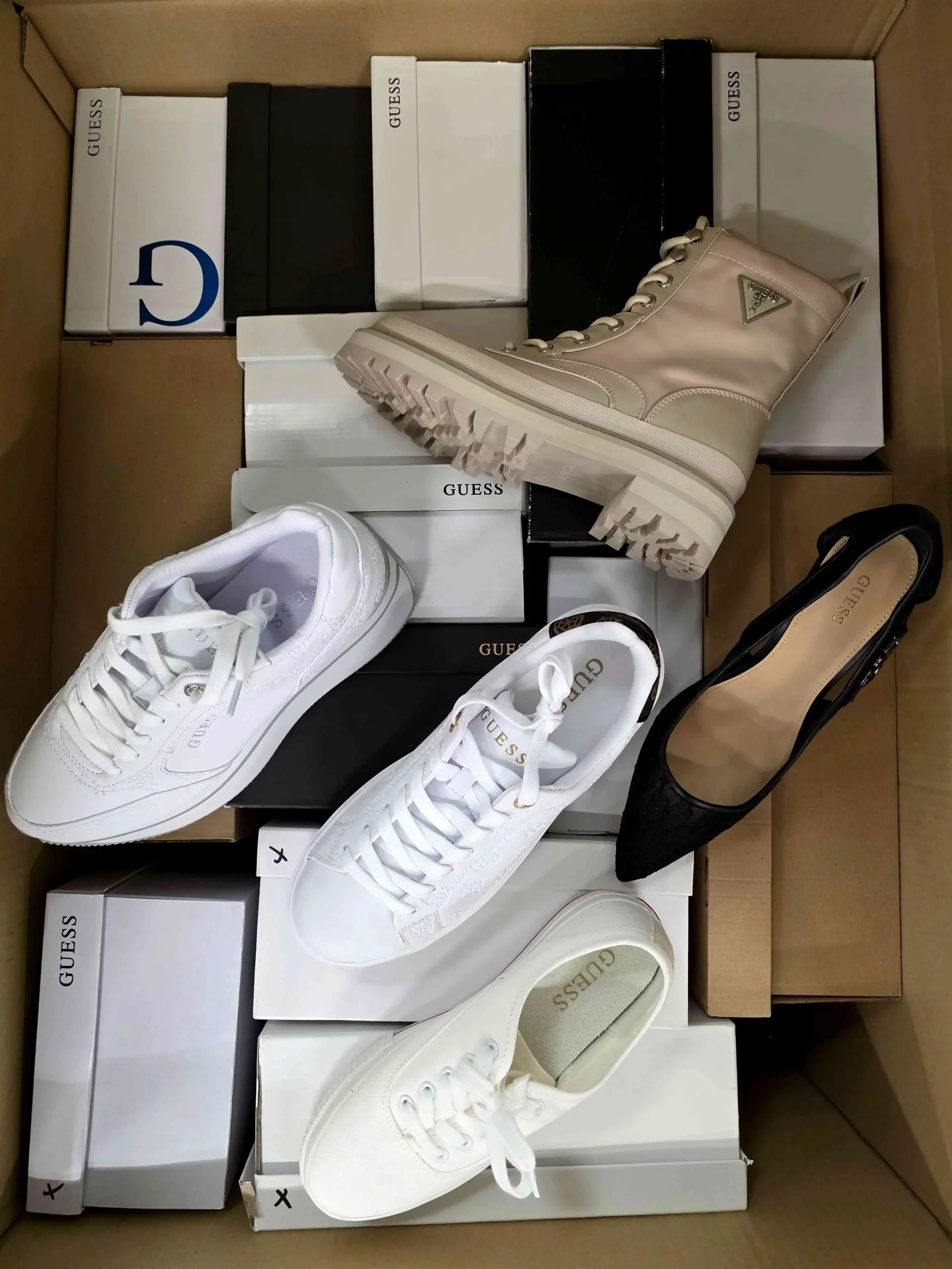 The photo shows a package with footwear in the category BS.