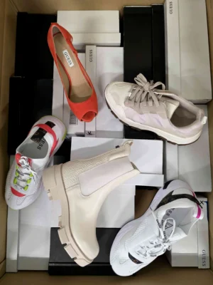 The photo shows a package with footwear in the category BS.