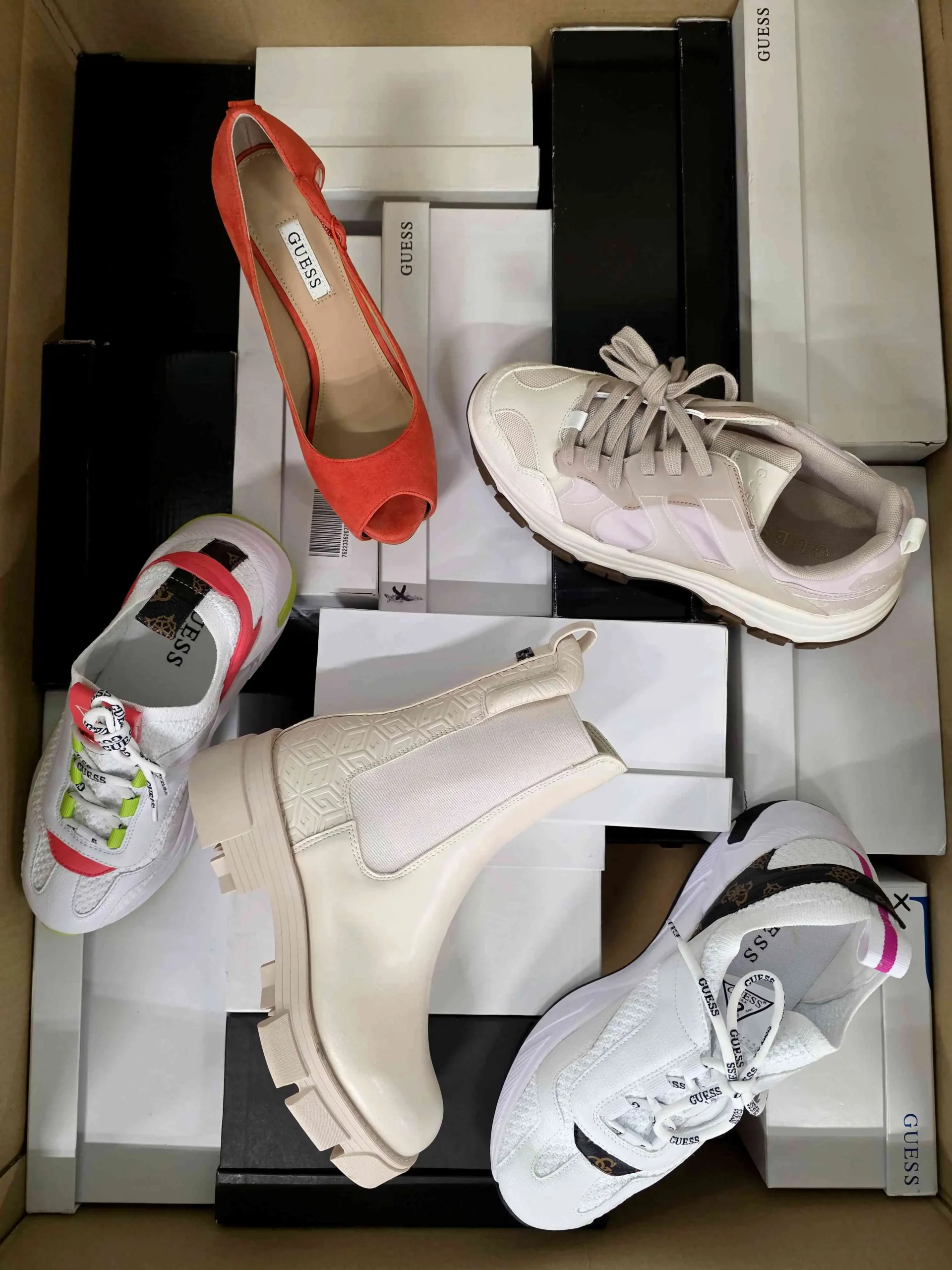 The photo shows a package with footwear in the category BS.