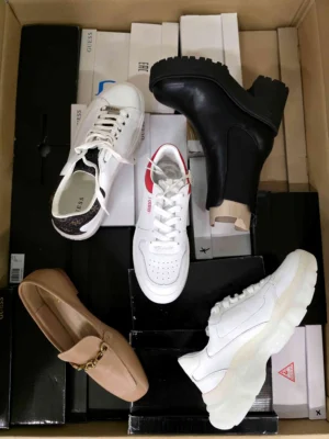 The photo shows a package with footwear in the category BS.