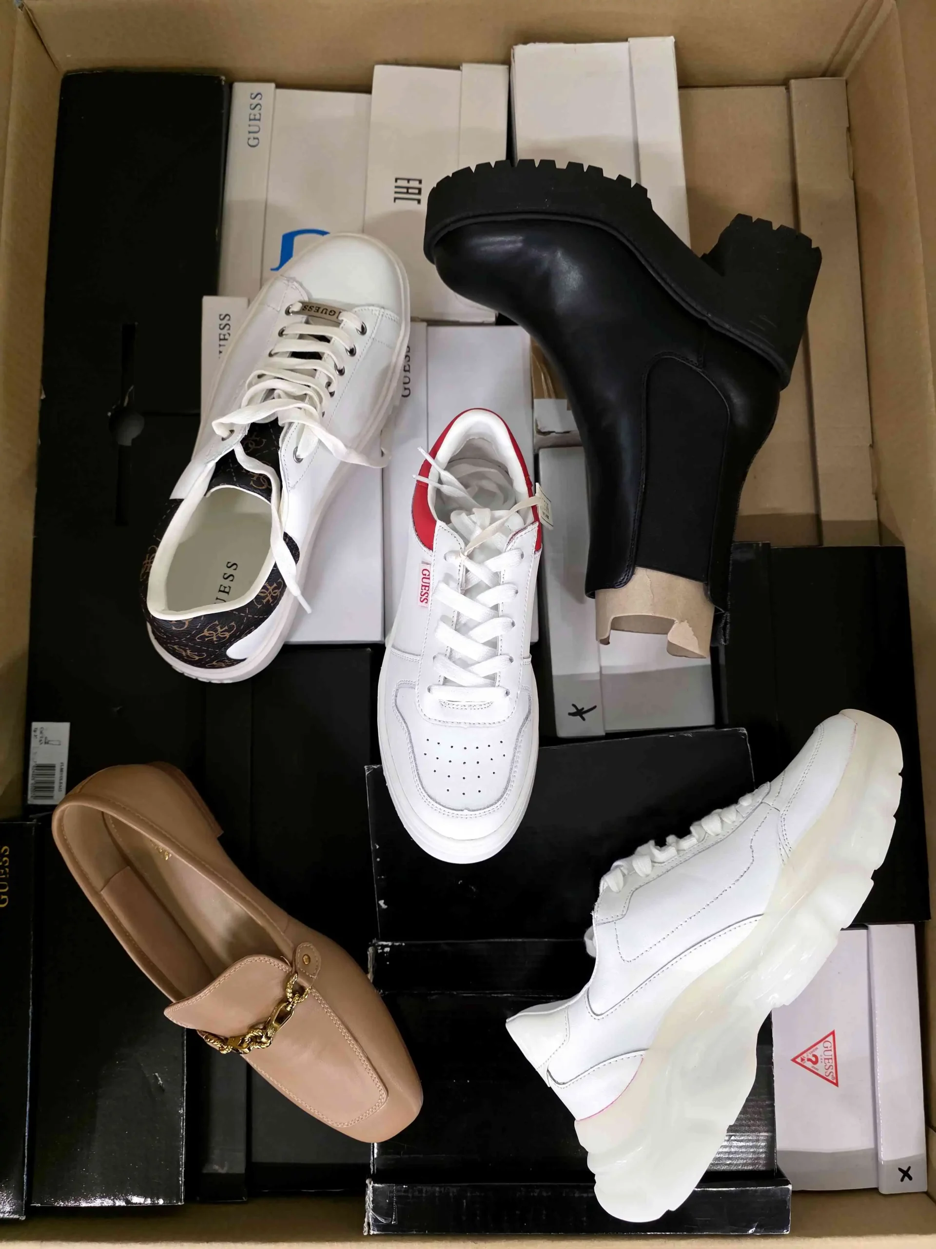 The photo shows a package with footwear in the category BS.