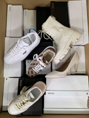 The photo shows a package with footwear in the category BS.