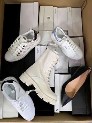 The photo shows a package with footwear in the category BS.