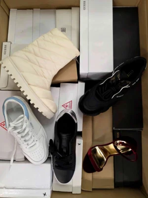 The photo shows a package with footwear in the category BS.