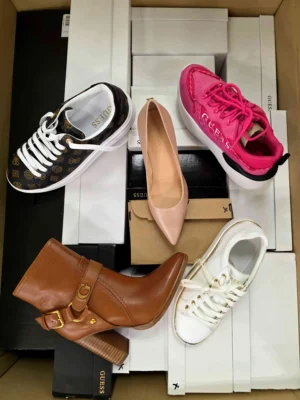 The photo shows a package with footwear in the category BS.