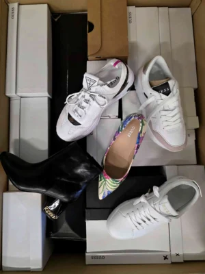 The photo shows a package with footwear in the category BS.