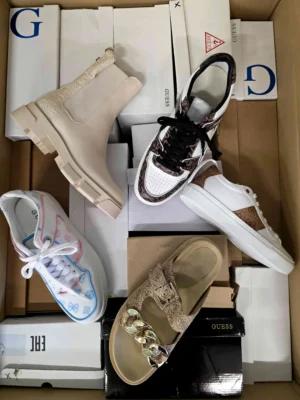 The photo shows a package with footwear in the category BS.