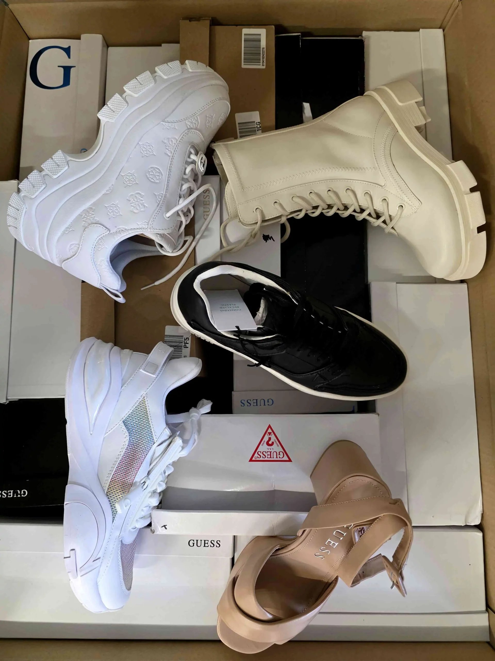 The photo shows a package with footwear in the category BS.