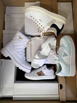 The photo shows a package with footwear in the category BS.