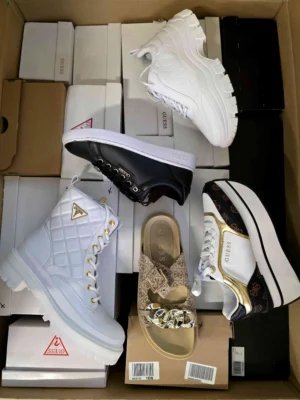 The photo shows a package with footwear in the category BS.