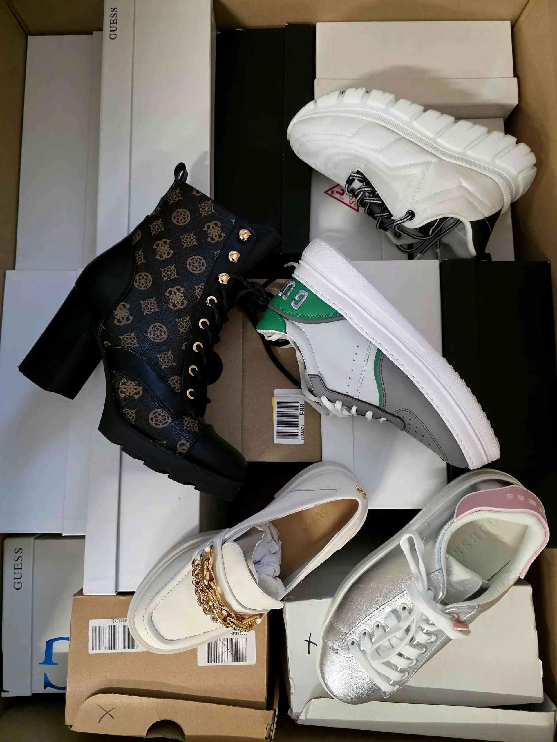 The photo shows a package with footwear in the category BS.