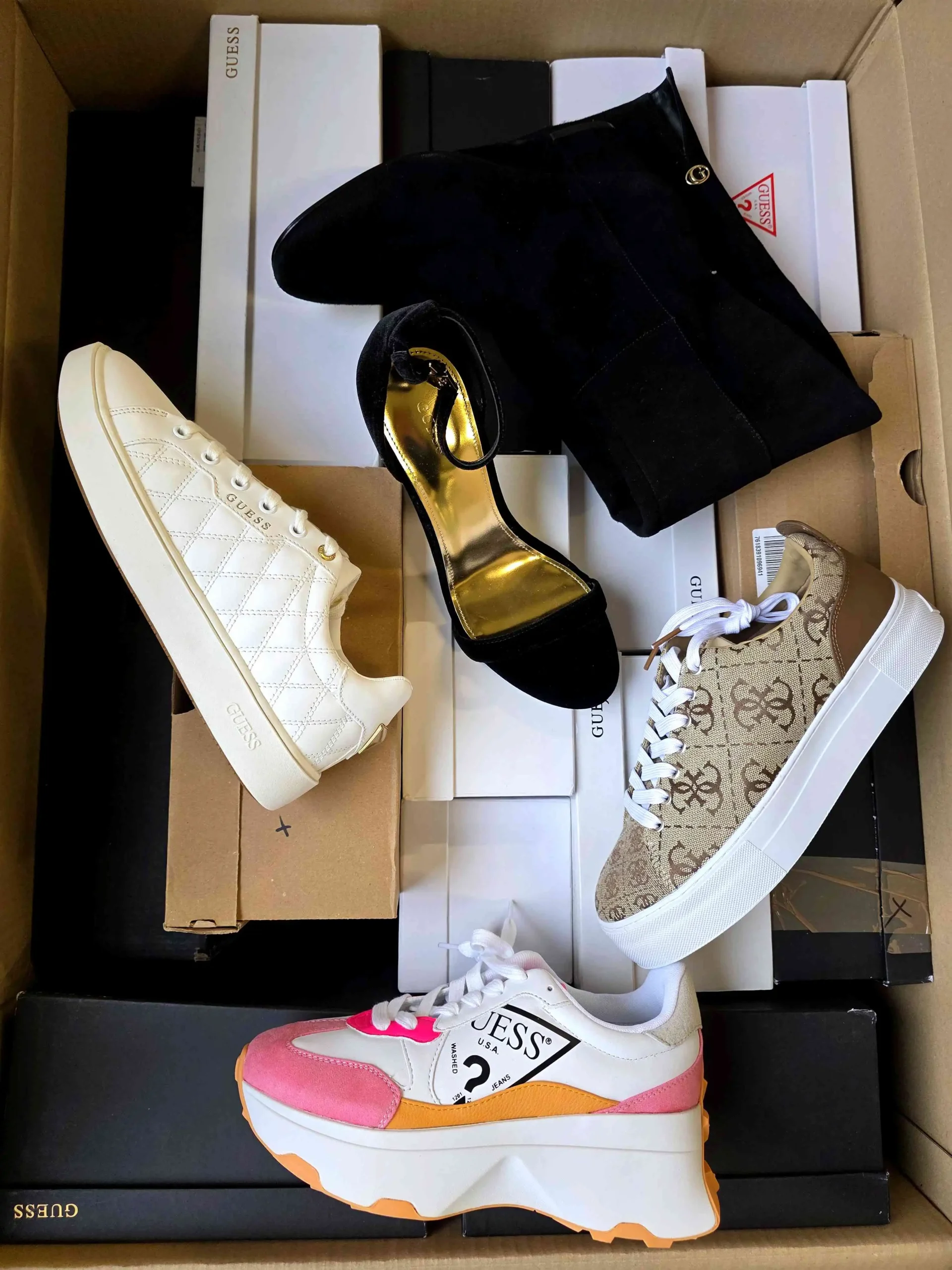 The photo shows a package with footwear in the category BS.