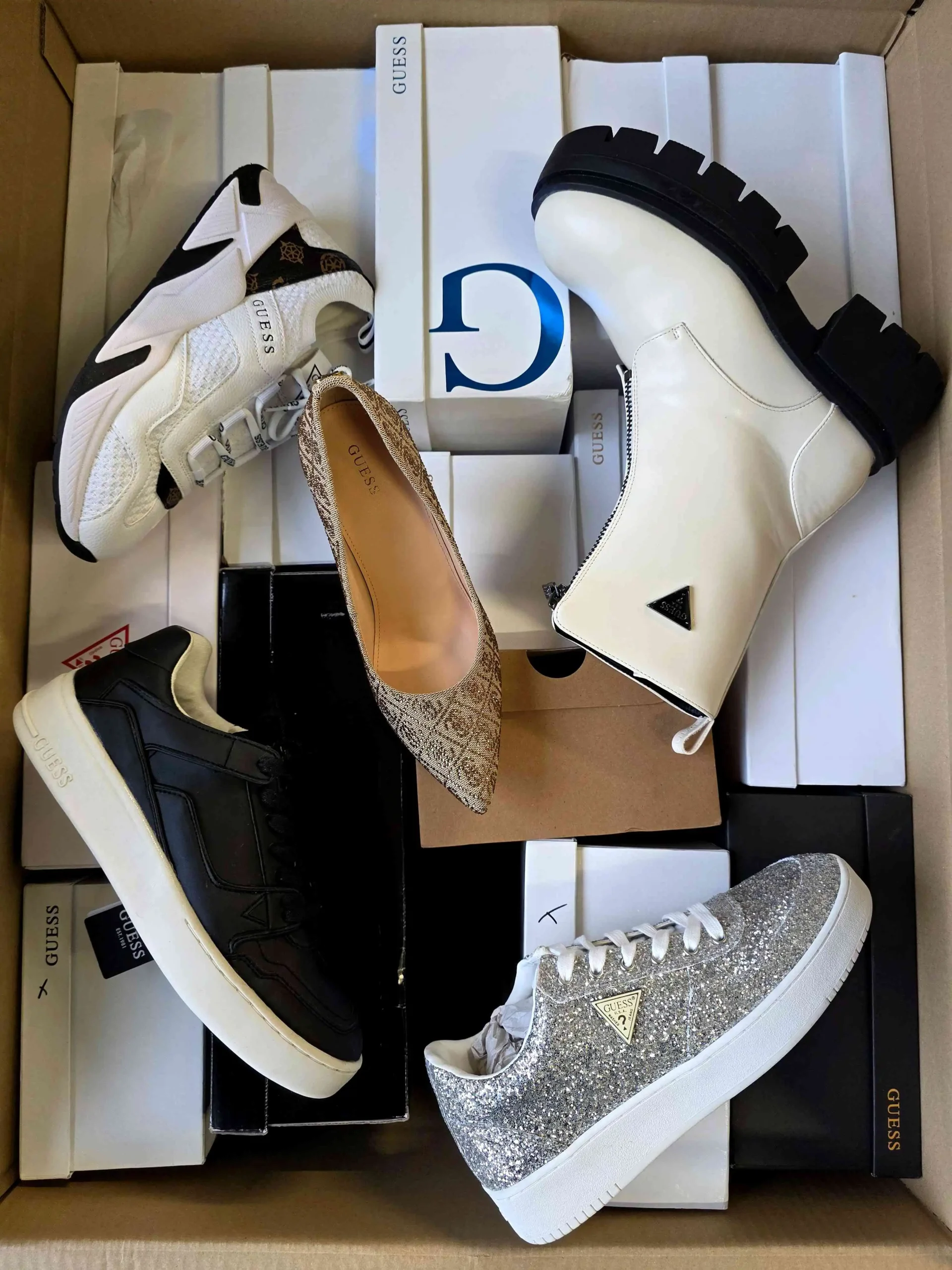 The photo shows a package with footwear in the category BS.