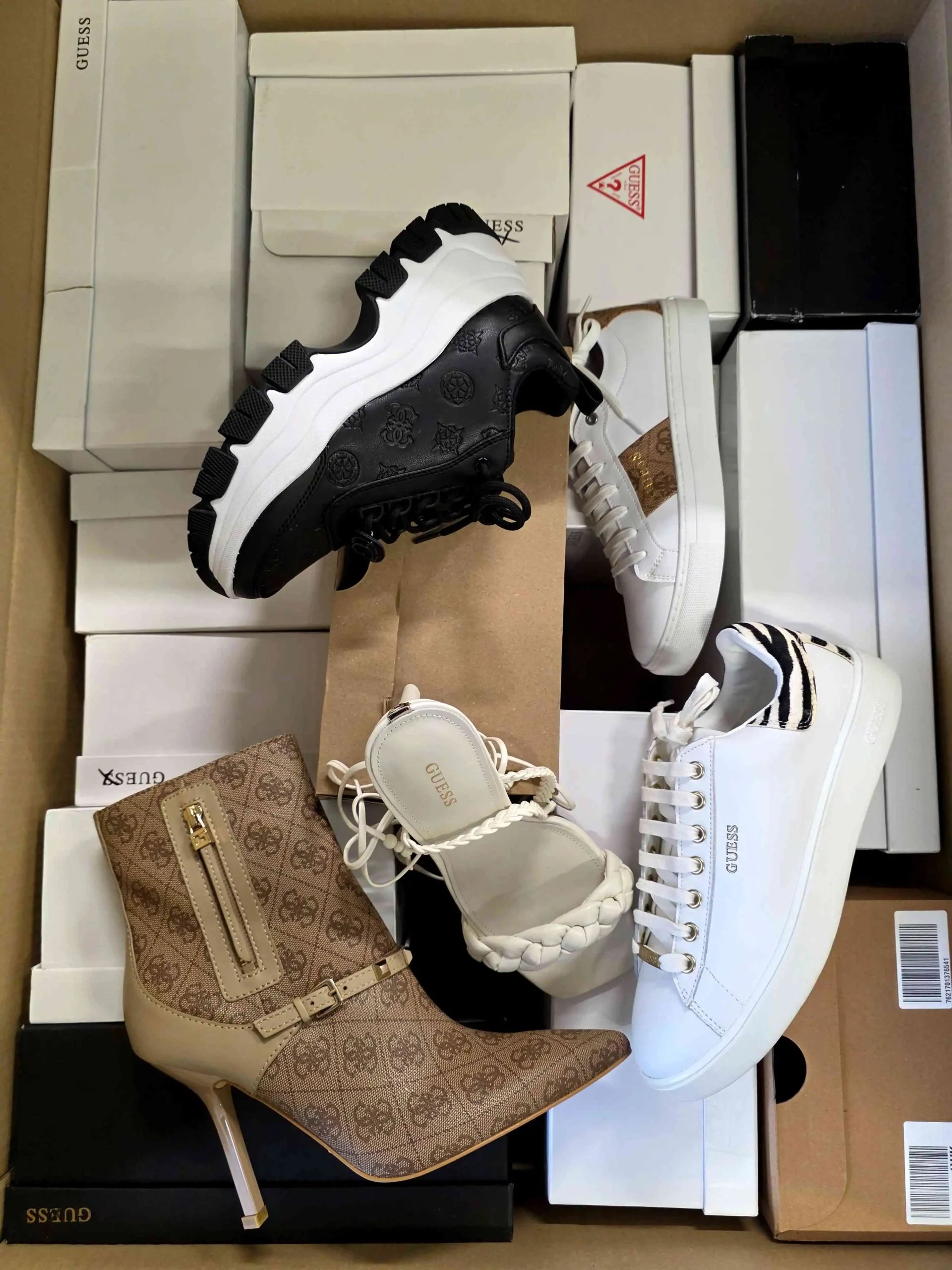 The photo shows a package with footwear in the category BS.