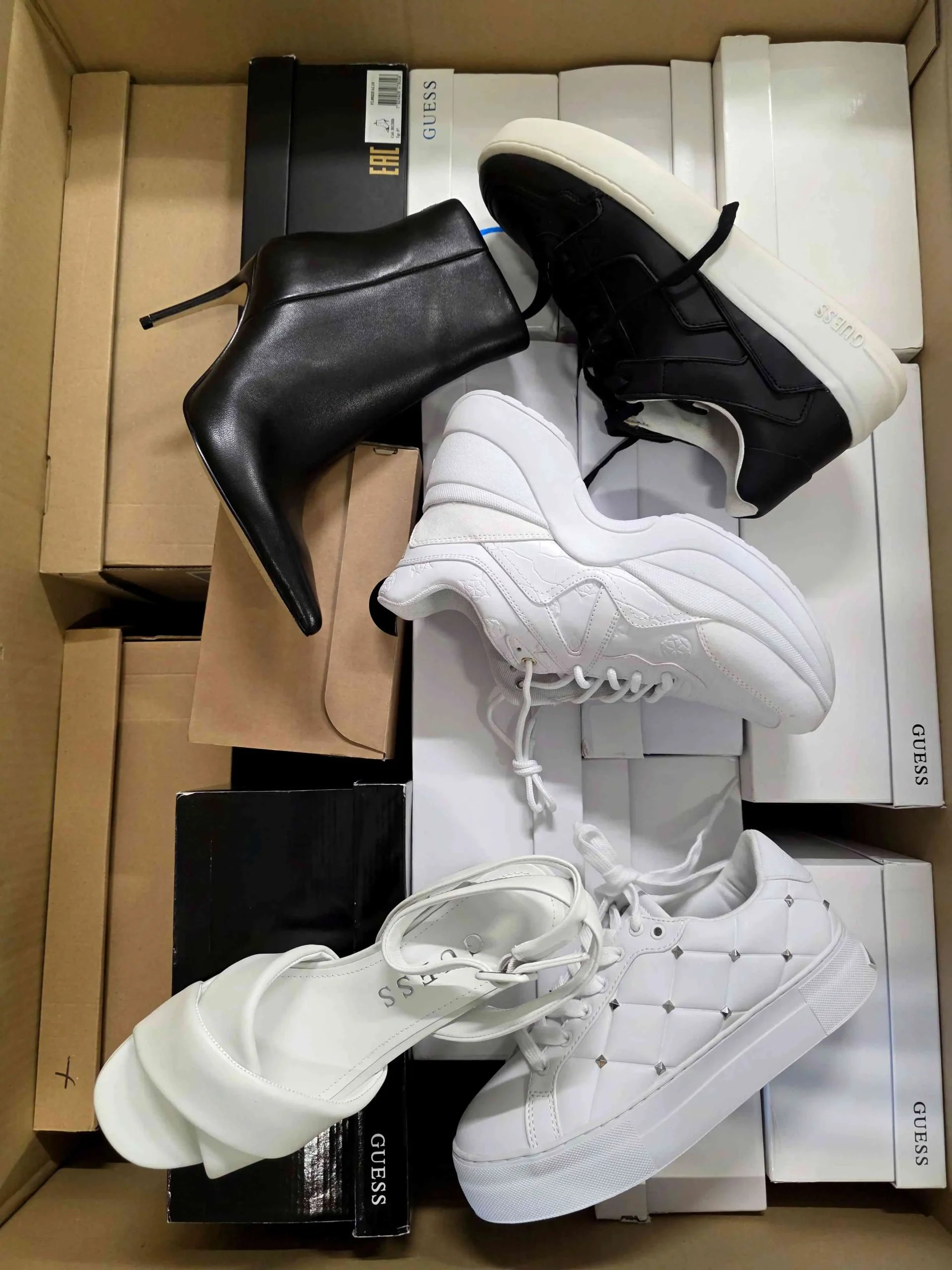 The photo shows a package with footwear in the category BS.