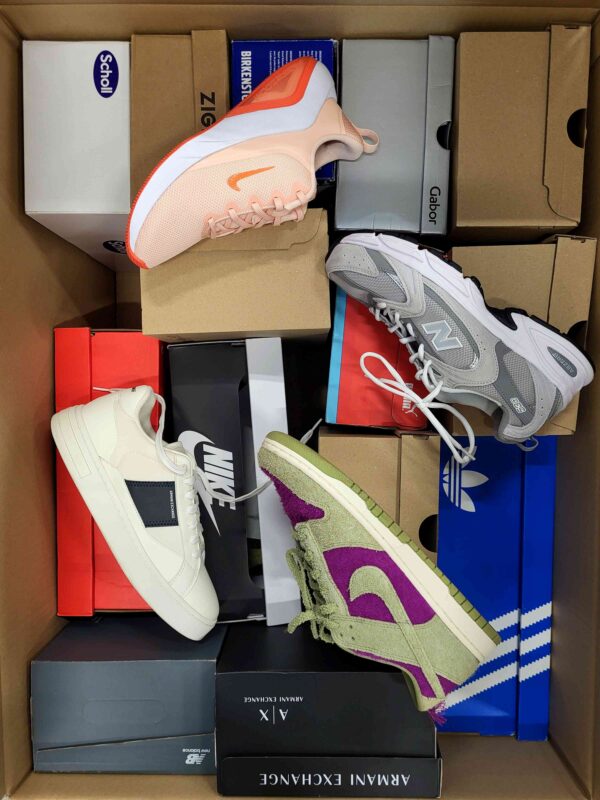 The photo shows a package with footwear in the category CS.