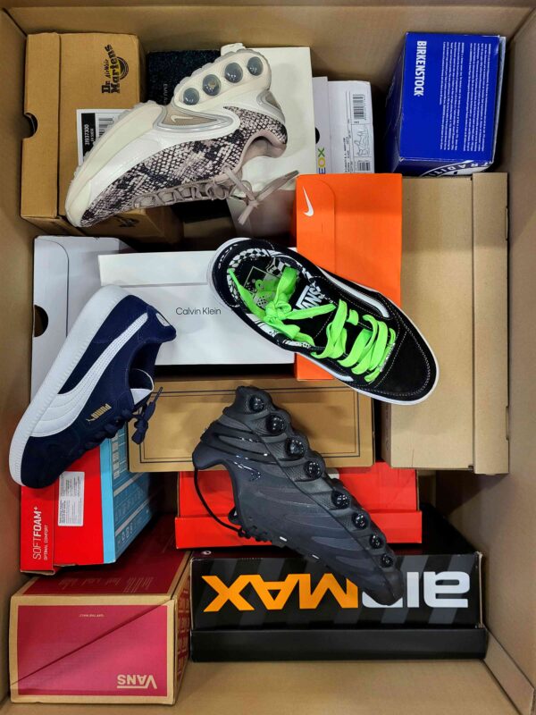 The photo shows a package with footwear in the category CS.
