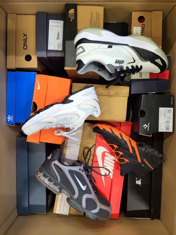 The photo shows a package with footwear in the category CS.