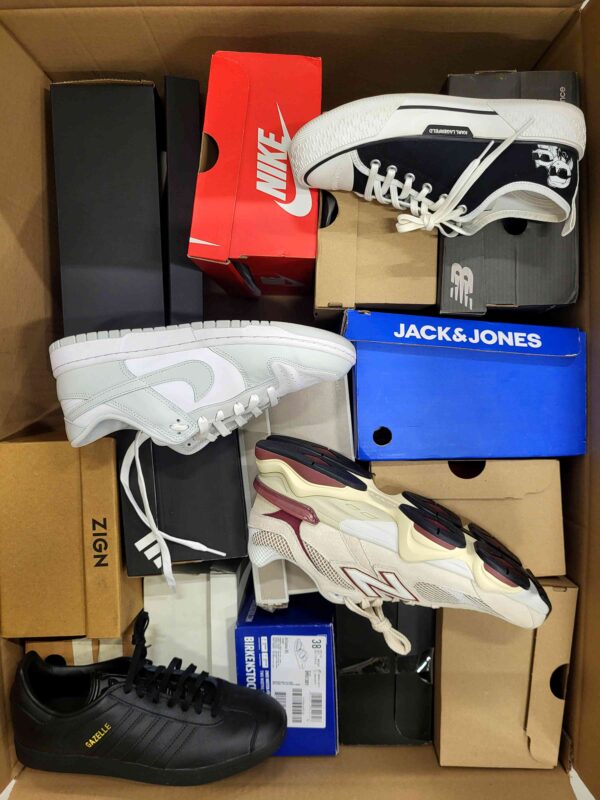 The photo shows a package with footwear in the category CS.