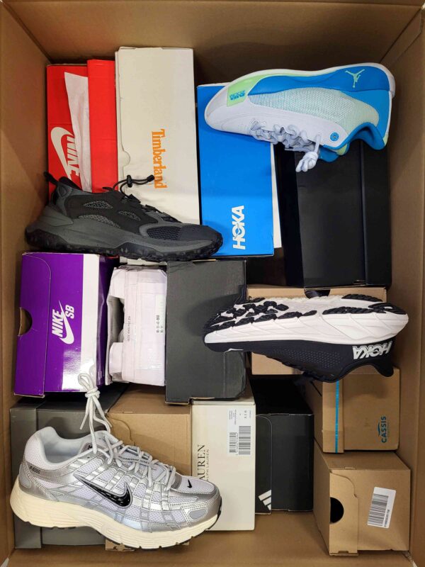The photo shows a package with footwear in the category CS.