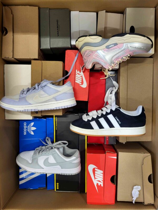 The photo shows a package with footwear in the category CS.