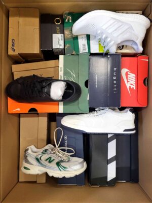 The photo shows a package with footwear in the category CS.