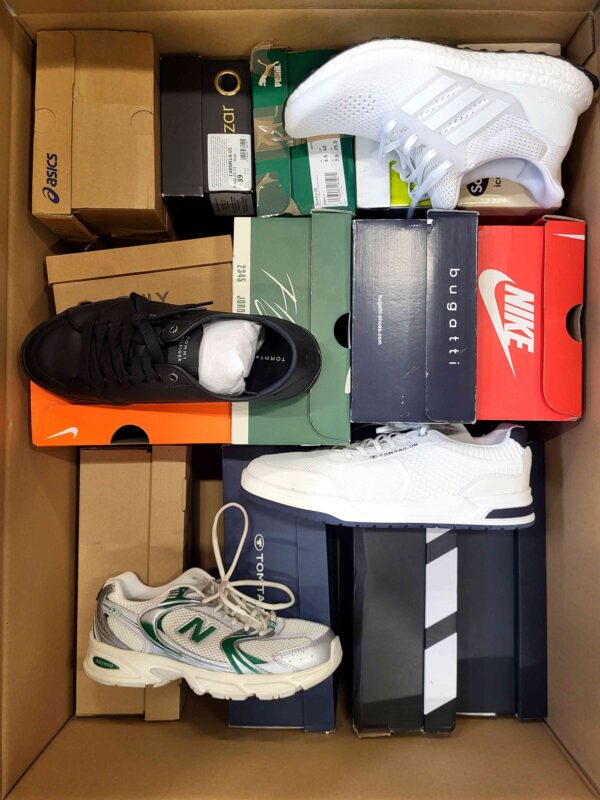 The photo shows a package with footwear in the category CS.