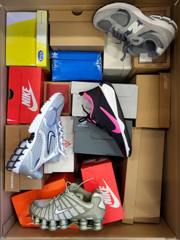 The photo shows a package with footwear in the category CS.