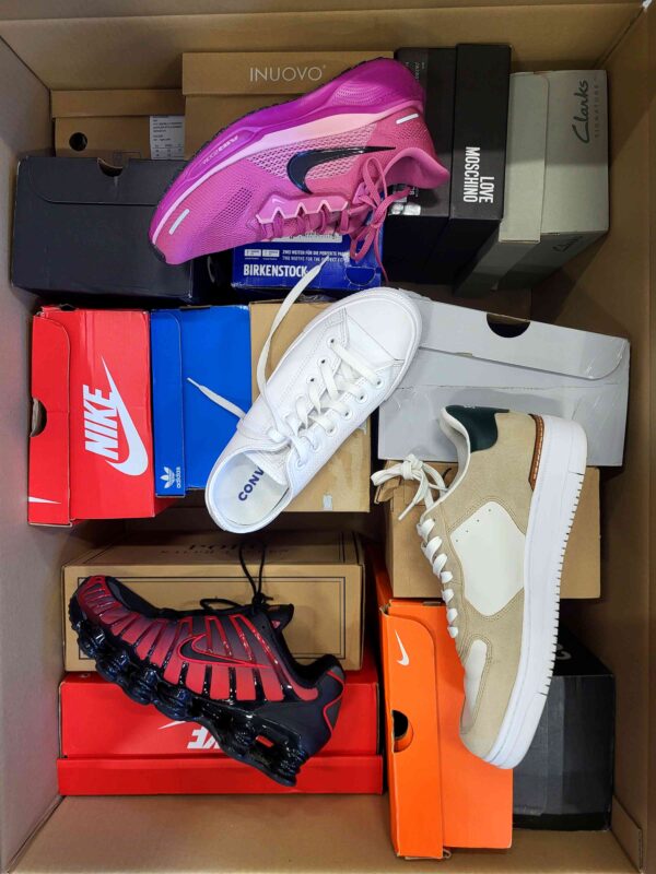 The photo shows a package with footwear in the category CS.