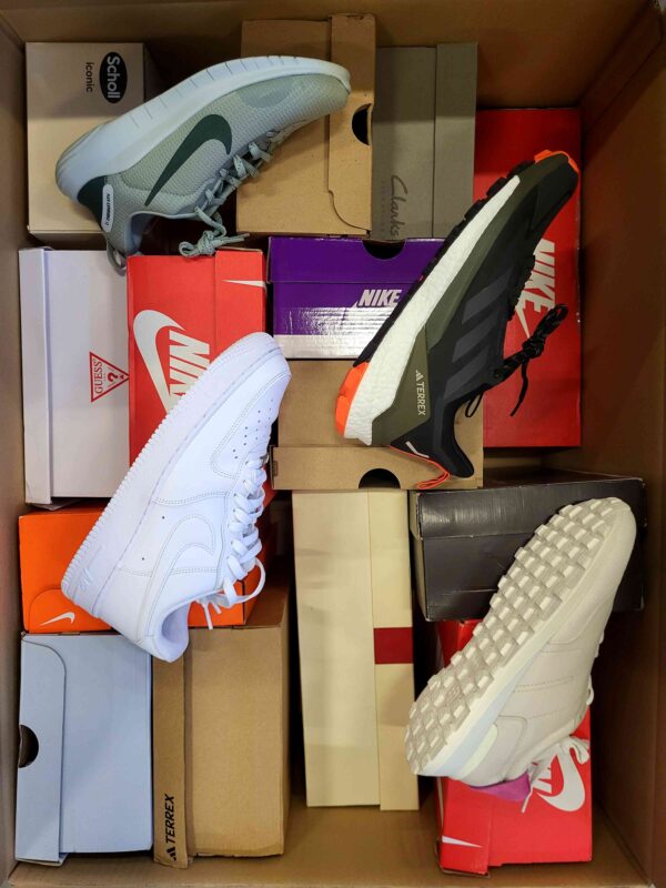 The photo shows a package with footwear in the category CS.