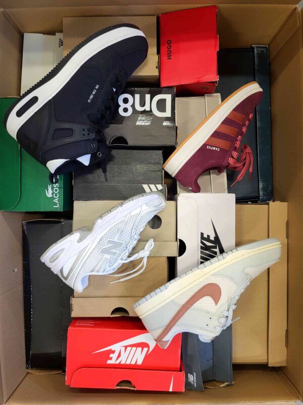 The photo shows a package with footwear in the category CS.