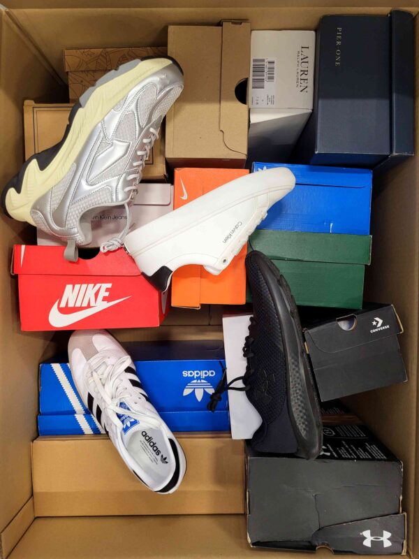 The photo shows a package with footwear in the category CS.