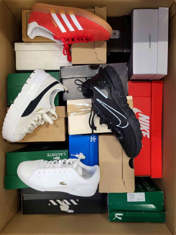The photo shows a package with footwear in the category CS.