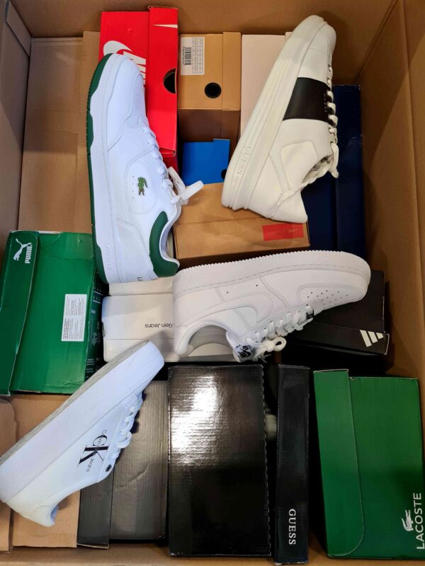 The photo shows a package with footwear in the category CS.