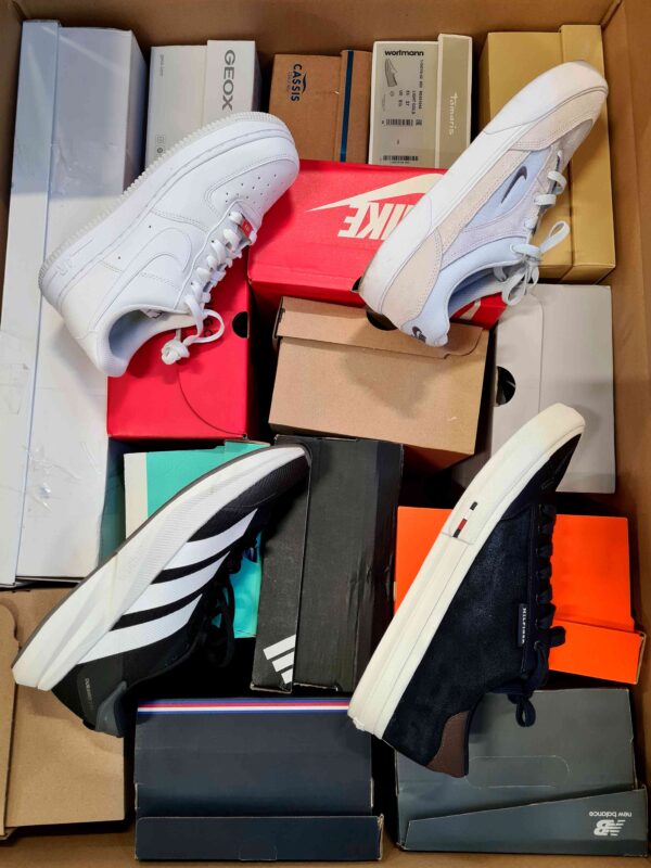 The photo shows a package with footwear in the category CS.
