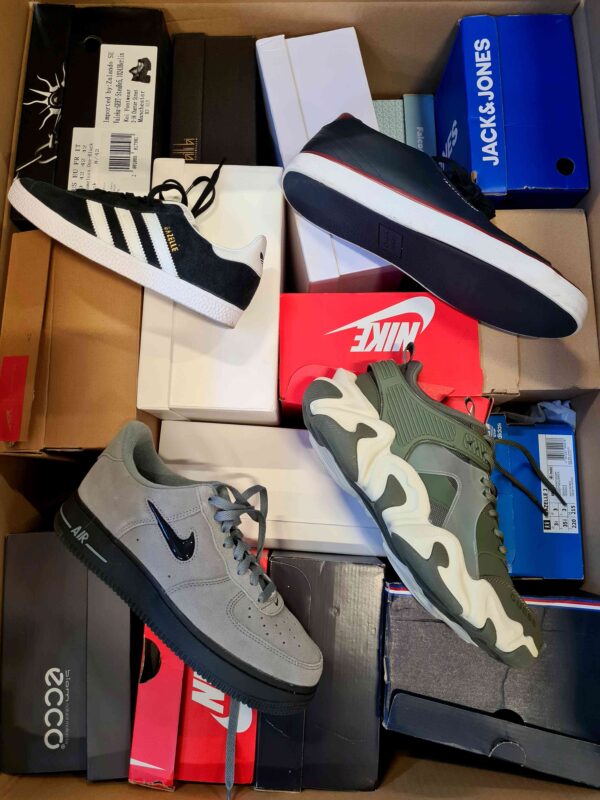 The photo shows a package with footwear in the category CS.