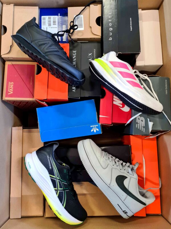 The photo shows a package with footwear in the category CS.