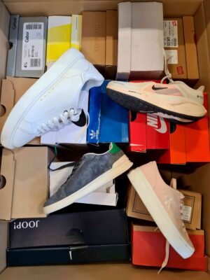 The photo shows a package with footwear in the category CS.