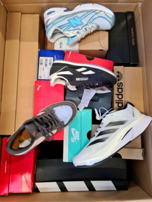 The photo shows a package with footwear in the category CS.