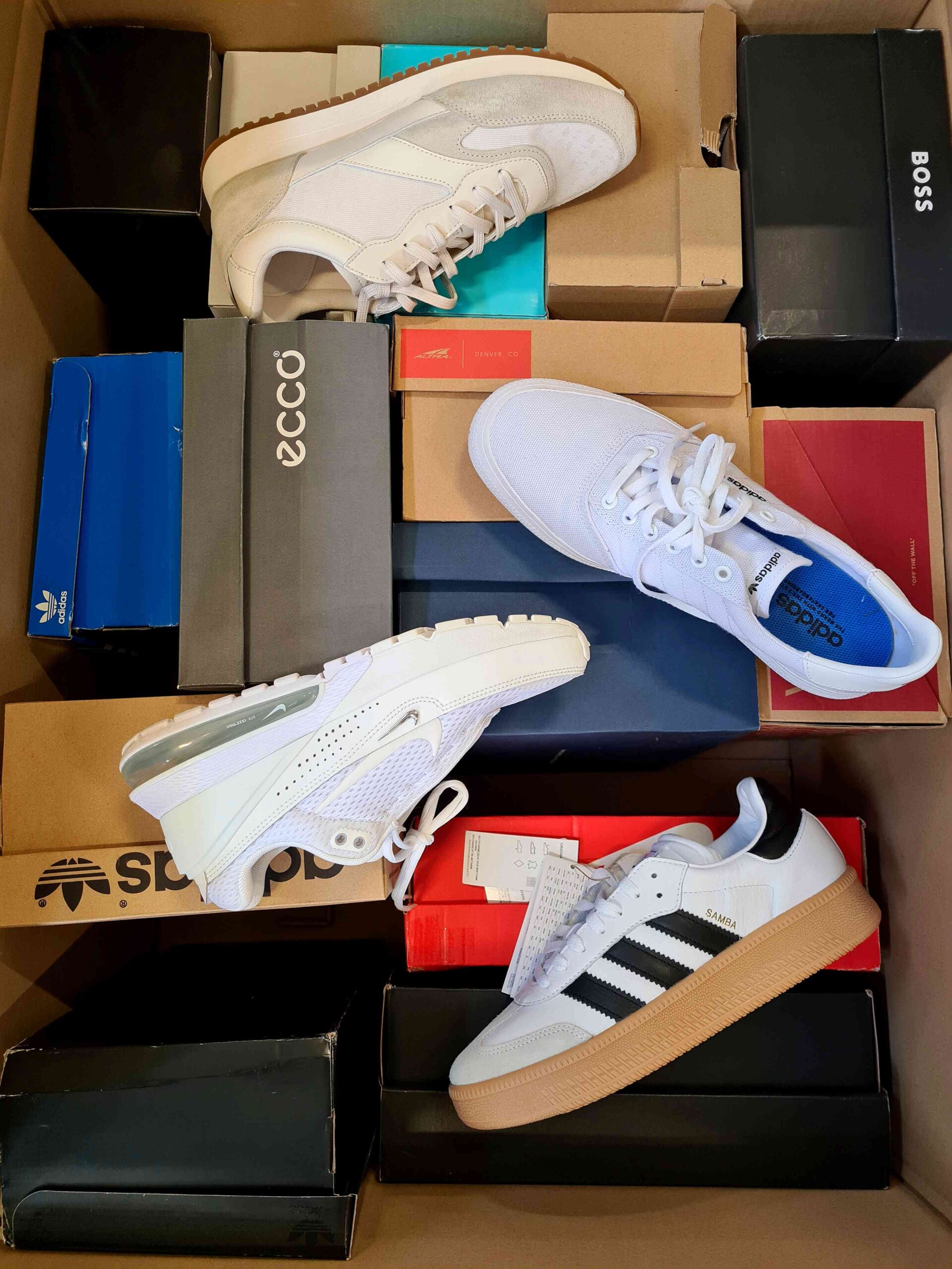 The photo shows a package with footwear in the category CS.