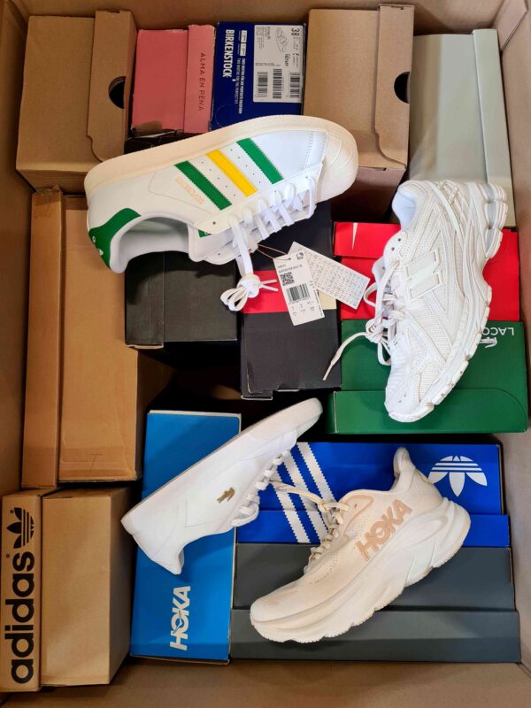 The photo shows a package with footwear in the category CS.